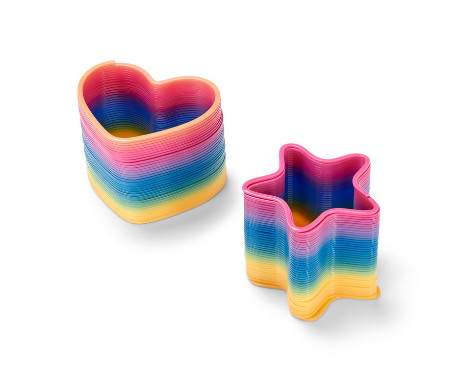 İki adet dev spiral oyuncak, biri kalp şeklinde diğeri yıldız şeklinde.