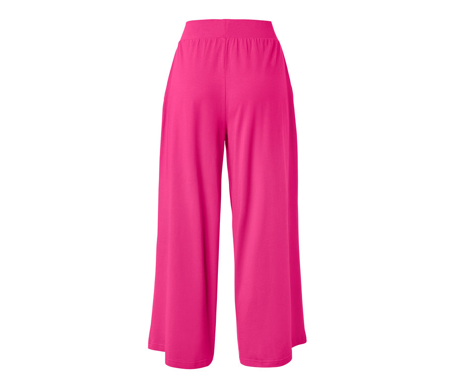 Beyaz arka plan üzerinde pembe bir jarse culotte pantolonun yakın çekimi.