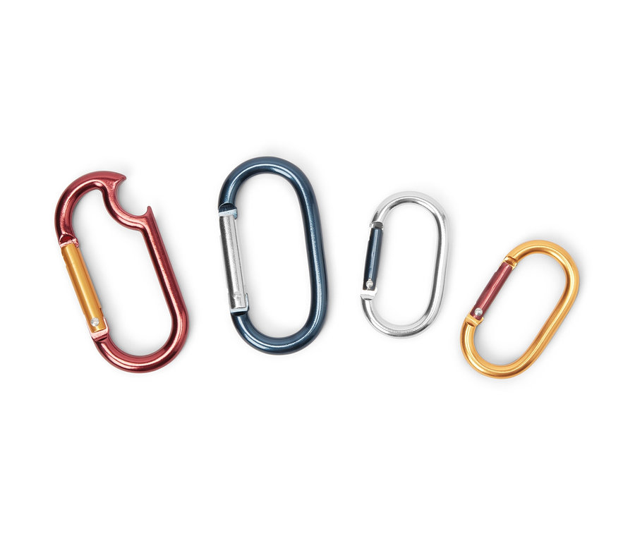 Farklı renklerde dört adet karabina kancası.