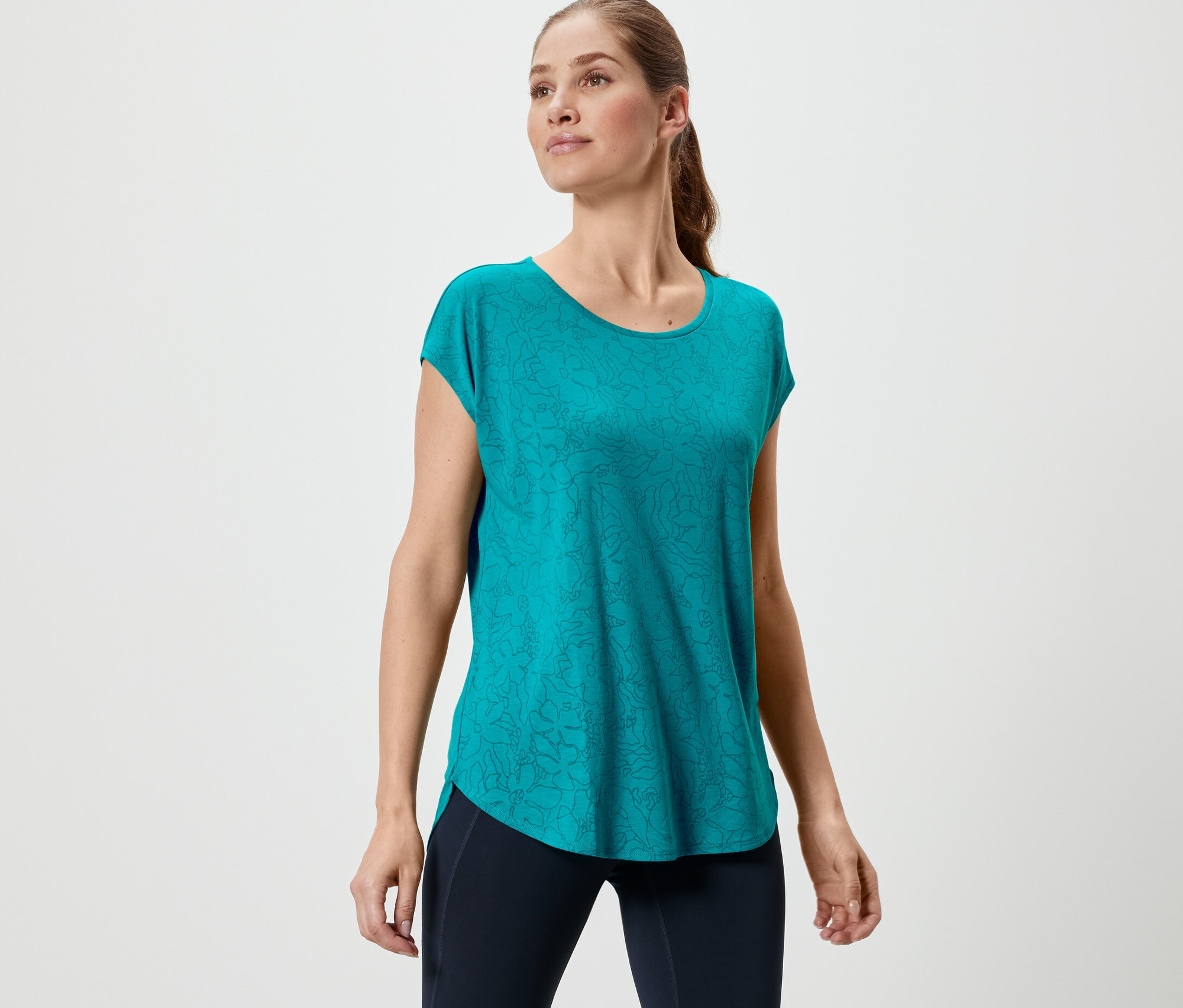 Kadın turkuaz spor tişörtü giyiyor.