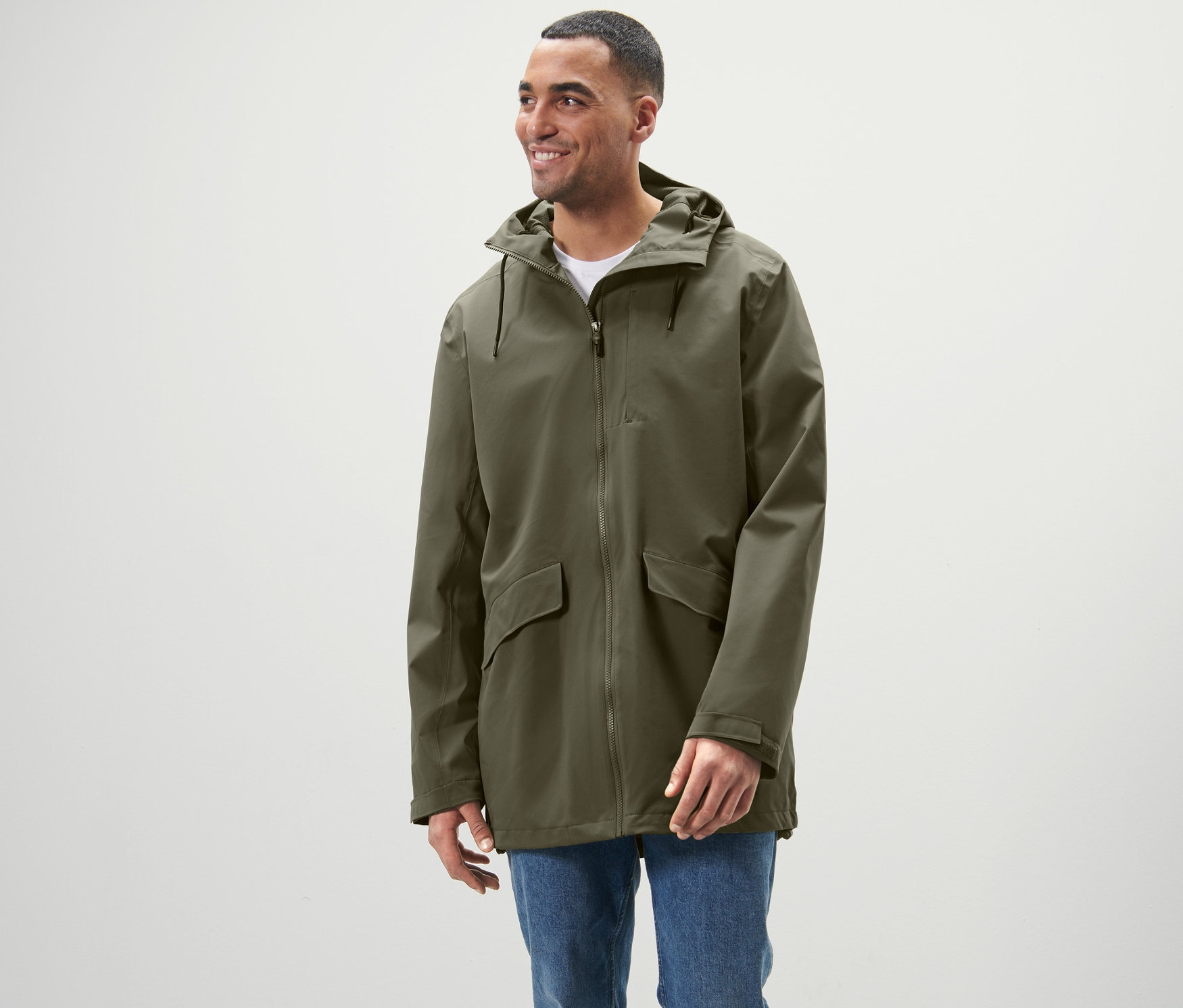 Adam ayakta duruyor ve bir Outdoor Ceket giyiyor.