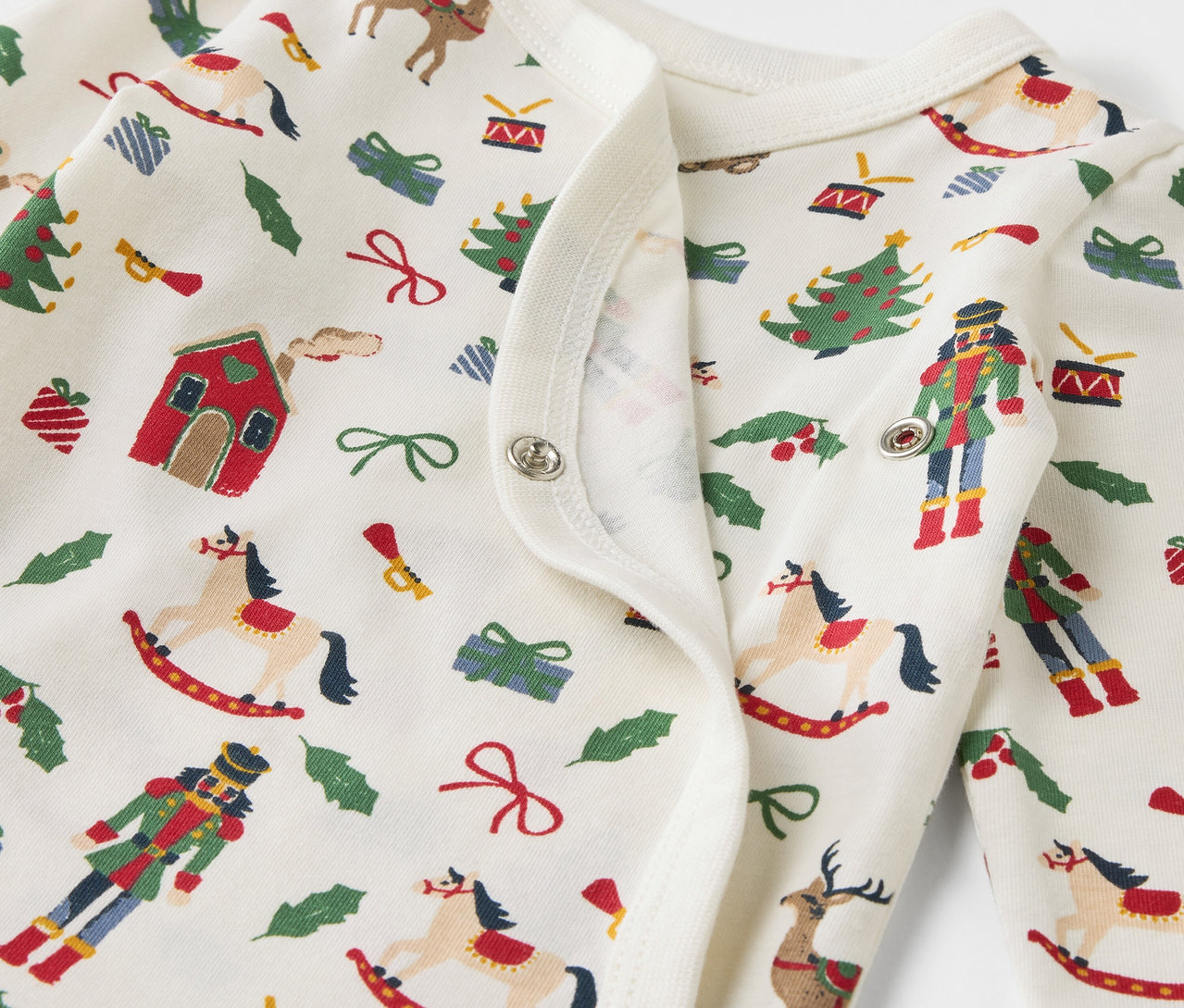 Noel desenli pamuklu bir bebek zıbınının detayı.