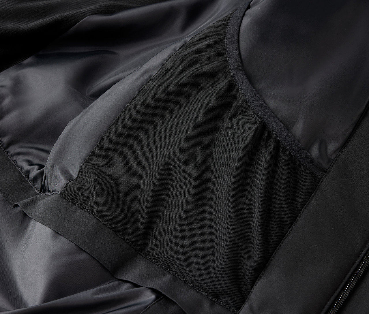 İç cebi olan siyah bir ceketin detayı.