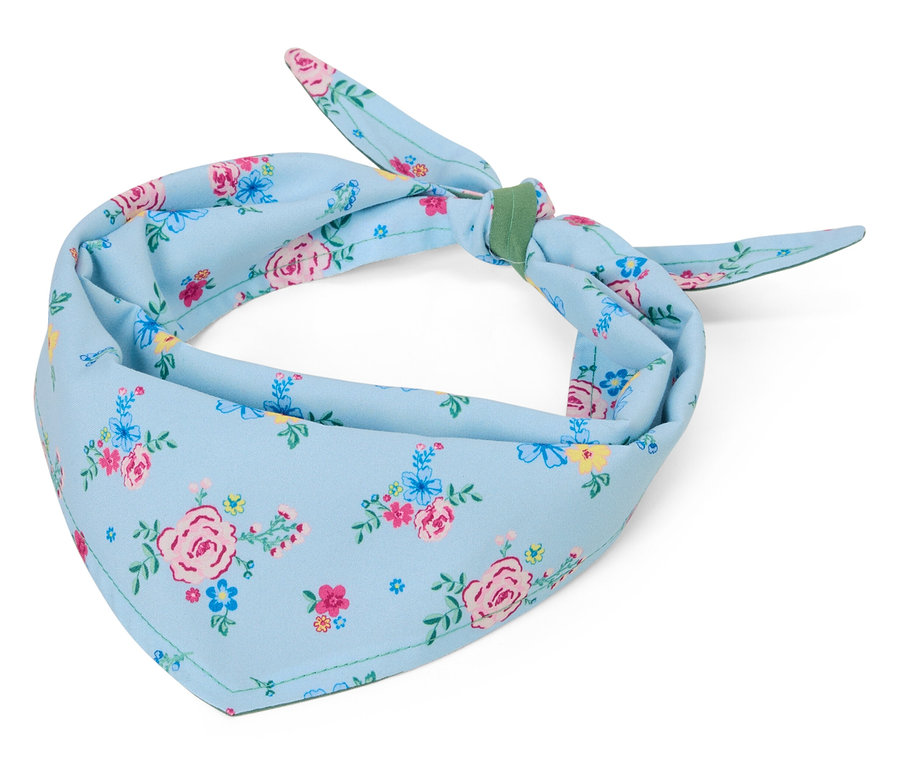 Açık mavi çiçek desenli bandana beyaz bir arka plan üzerinde duruyor.