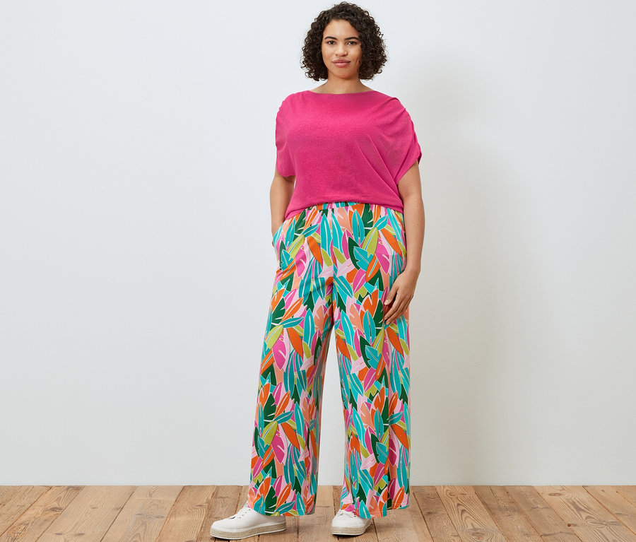 Kadın Keten Karışımlı Tişört ve Baskılı, Çok Renkli Palazzo Pantolon ile poz veriyor.