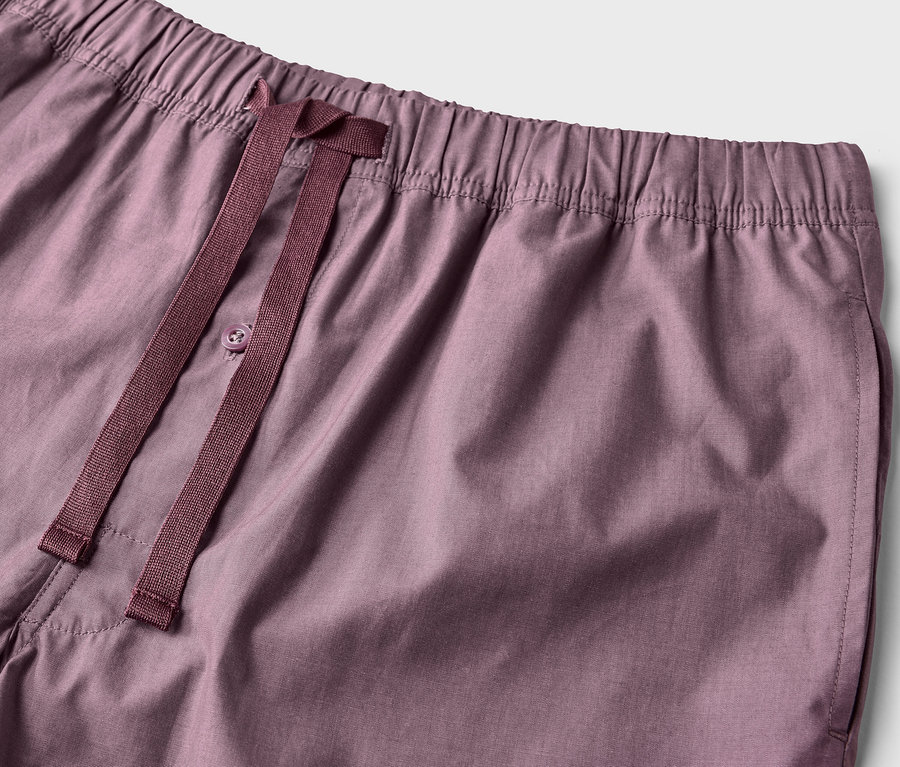 Lila rengi, lastikli belli ve bağcıklı kısa pijama altı yakın çekim.