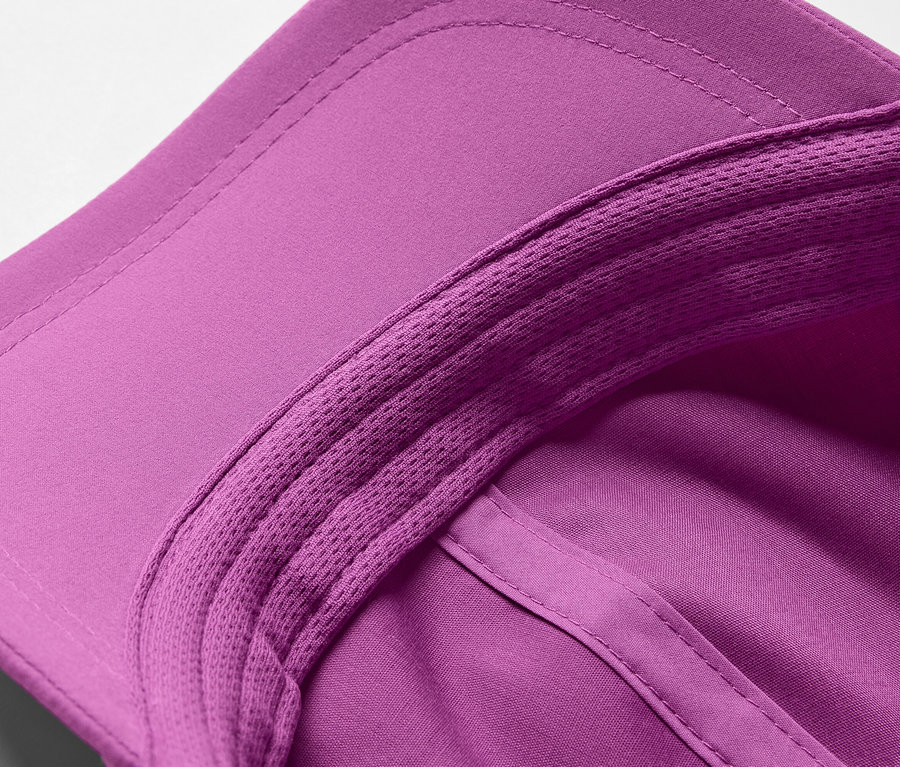 Mor renkli bir spor şapkanın yakın çekimi