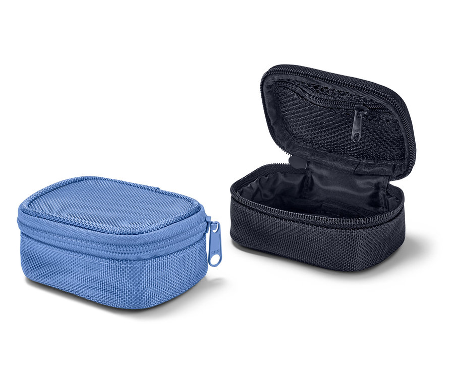 İki adet mini seyahat düzenleme çantası: biri kapalı mavi, diğeri fileli cepli açık siyah.