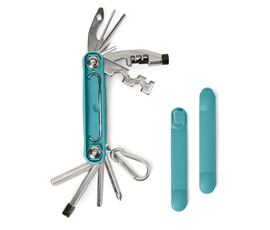 Mavi saplı ve gümüş aletli çok amaçlı bir alet, beyaz bir arka plan üzerinde iki mavi lastik levyesinin yanında duruyor.