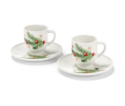 Beyaz bir arka plan üzerinde Noel temalı iki adet espresso fincanı.