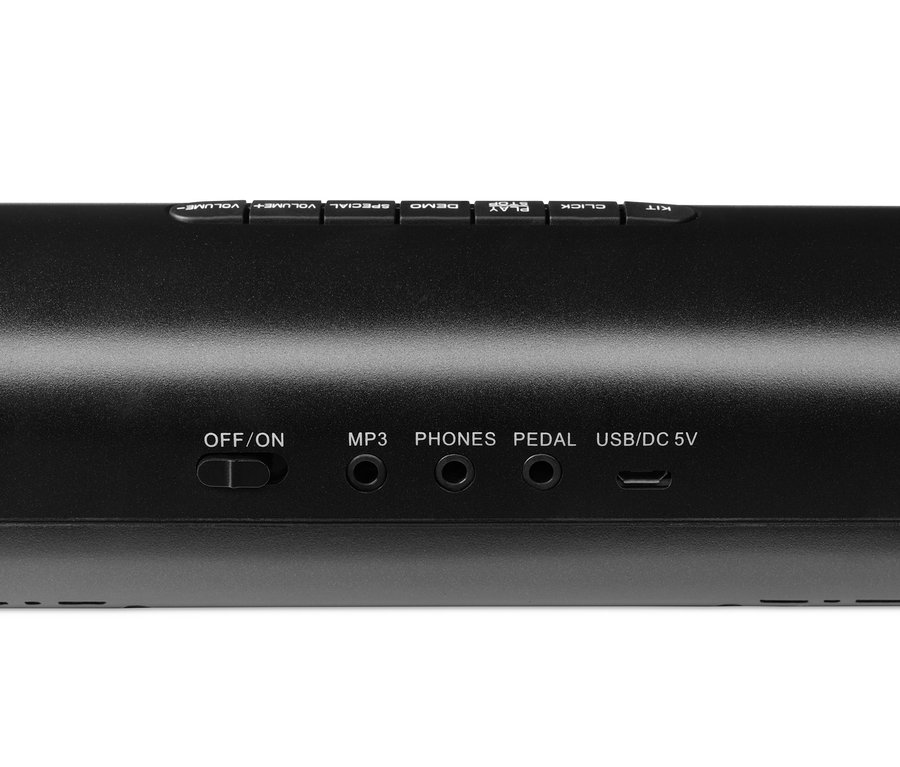 Bir elektronik bateri setinin kontrol panelinin yakın çekimi. Ses, demo ve set seçimi düğmelerinin yanı sıra MP3, kulaklık, pedal ve USB/DC 5V girişleri görülebilir.