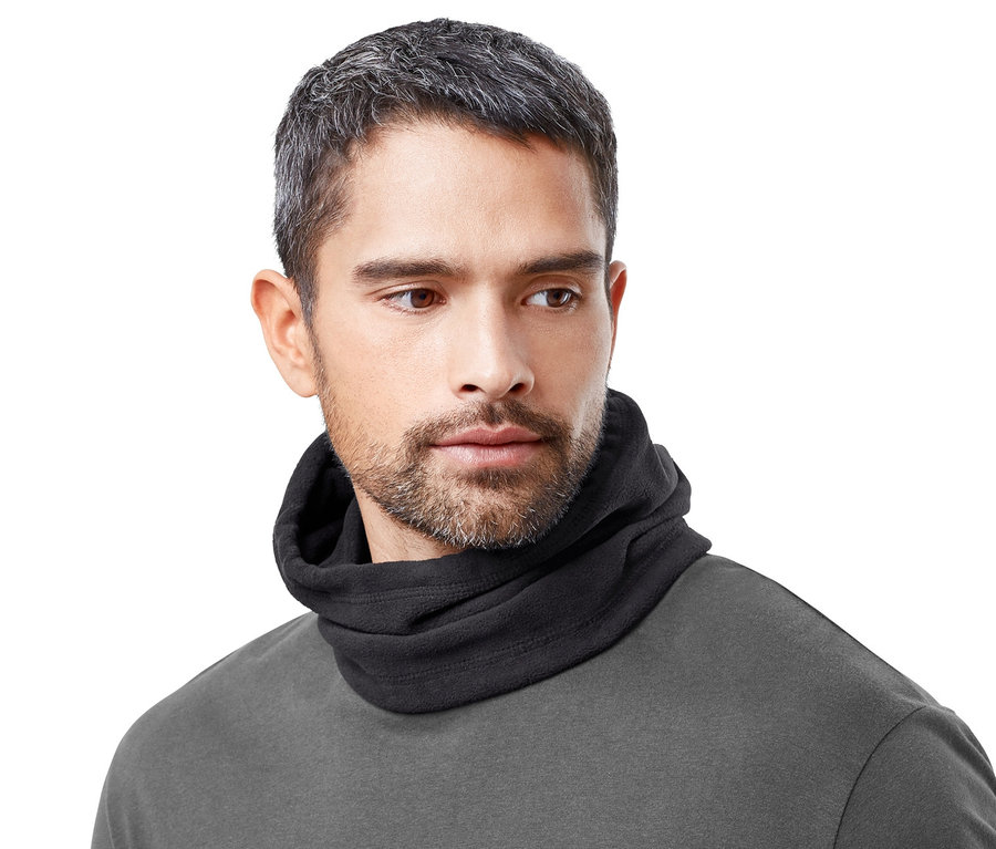 Adam siyah bir mikro polar kar maskesi takıyor.