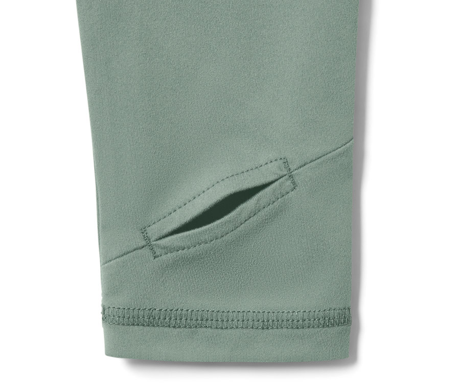 Ada çayı rengi, uzun kollu fonksiyonel tişörtün başparmak deliği detayı.