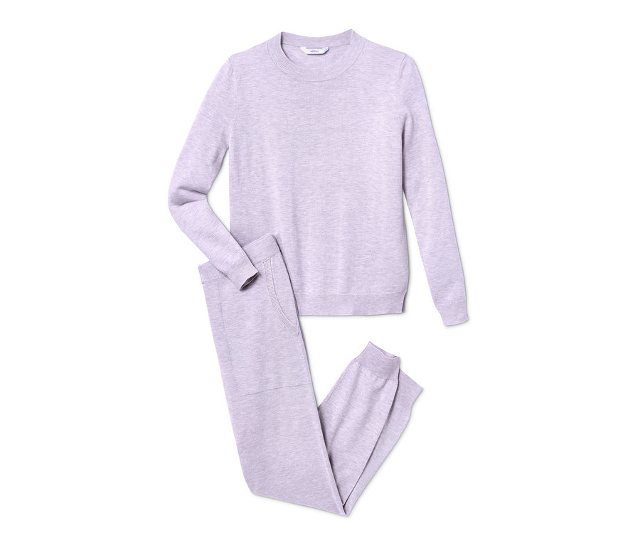 Açık lila ince triko ev takımının kazağı ve pantolonu beyaz bir arka plan üzerinde duruyorlar.