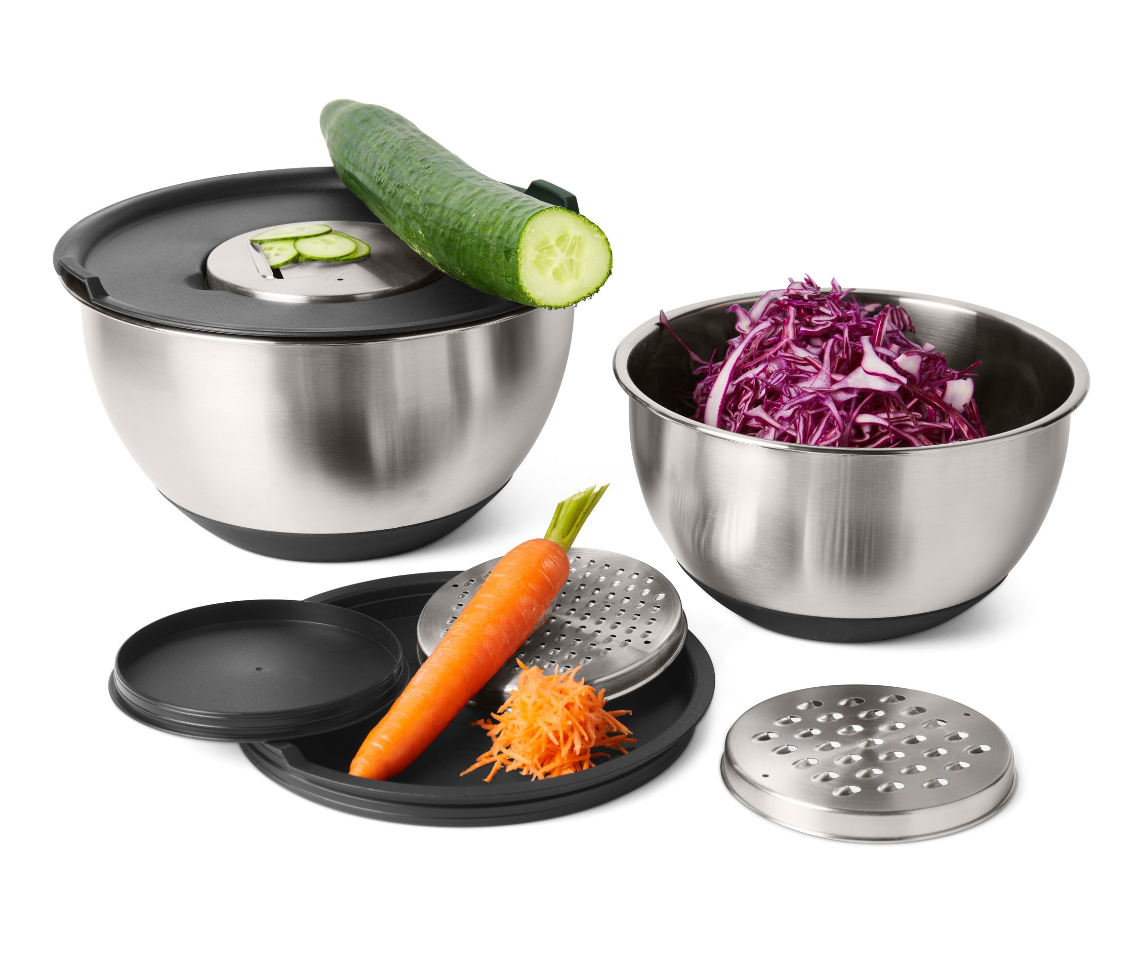 Paslanmaz çelik karıştırma kasesi seti, arka planda salatalık, kırmızı lahana ve havuç rendesi ile birlikte.