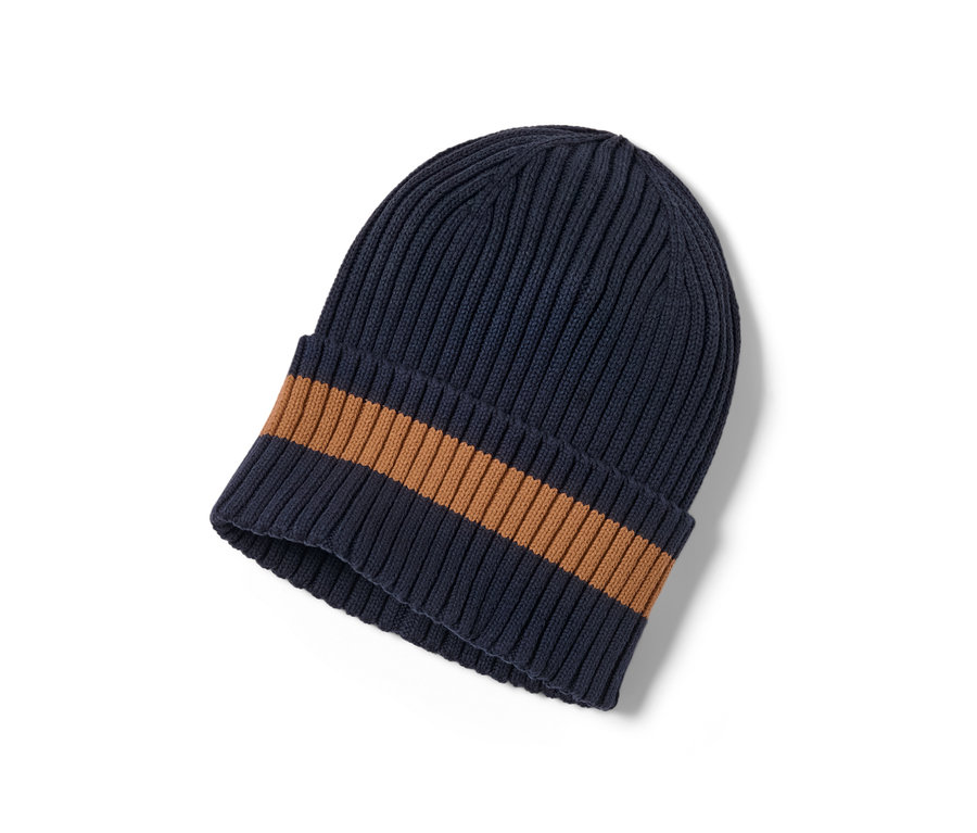 Kahverengi şeritli örgü bere yakın çekim.