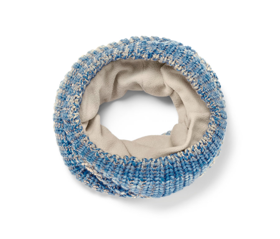 Beyaz bir arka plan üzerinde bej astarı olan mavi-beyaz örgü boyunluk.