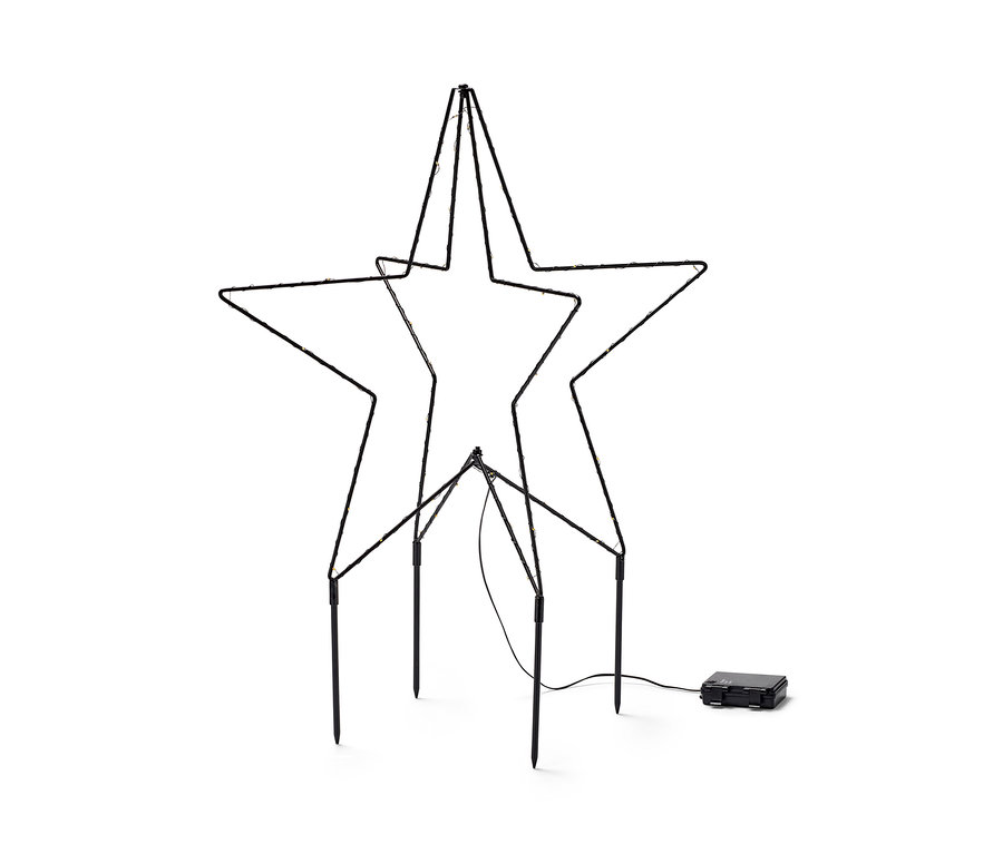 Beyaz bir arka plan üzerinde duran metalden yapılmış bir LED dış mekan yıldızı.