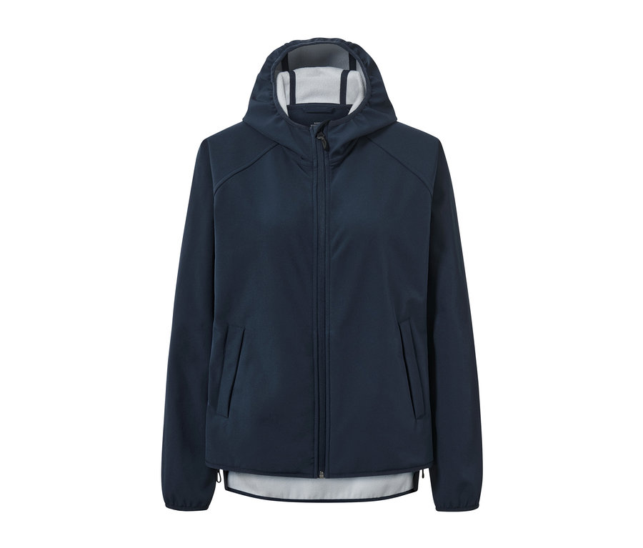 Ortasında kapüşonu ve fermuarı olan koyu mavi softshell ceket.
