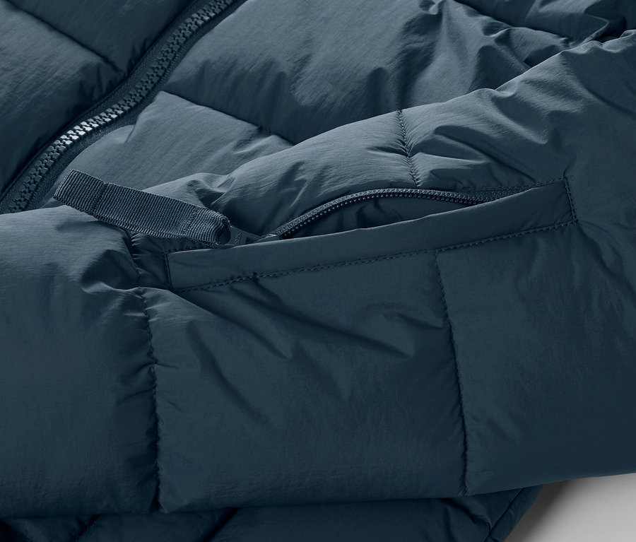 Lacivert kapitone kayak montunun fermuar ve cepli detay görünümü.