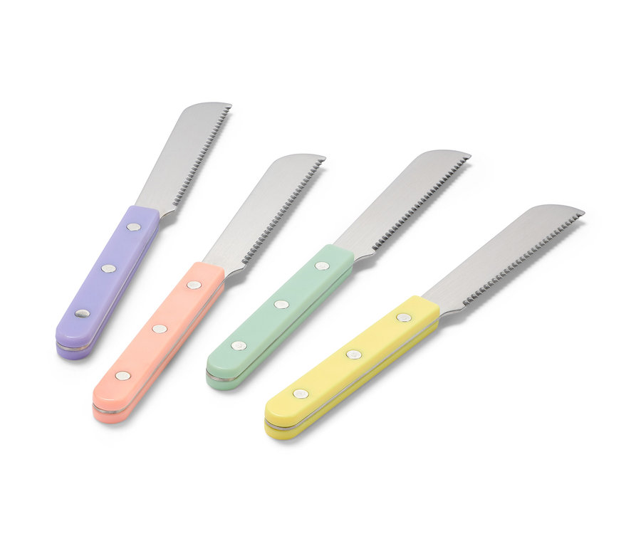 Mor, şeftali, yeşil ve sarı renkli saplara sahip dört adet kahvaltı bıçağı beyaz bir yüzey üzerinde duruyor.