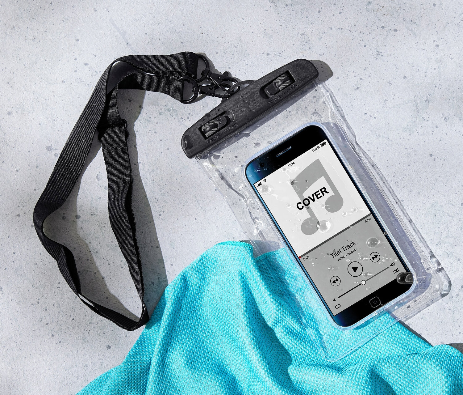 Su geçirmez akıllı telefon kılıfı turkuaz bir tişörtün üzerinde duruyor.