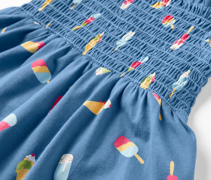 Dondurma baskılı mavi askılı elbise detayı.