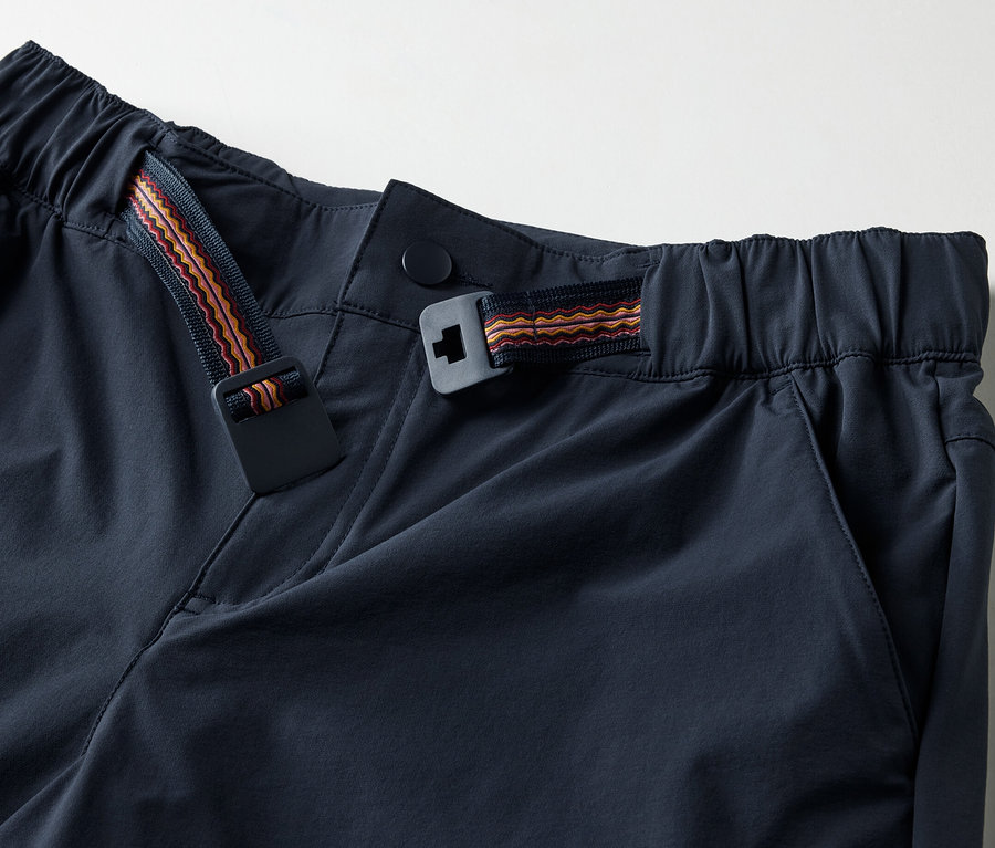 Dekoratif şeritli fonksiyonel trekking şortu detayı.