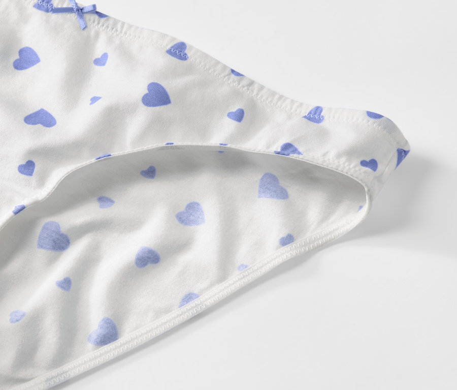 Mavi kalpli, beyaz slip külotun yakın çekim görüntüsü.