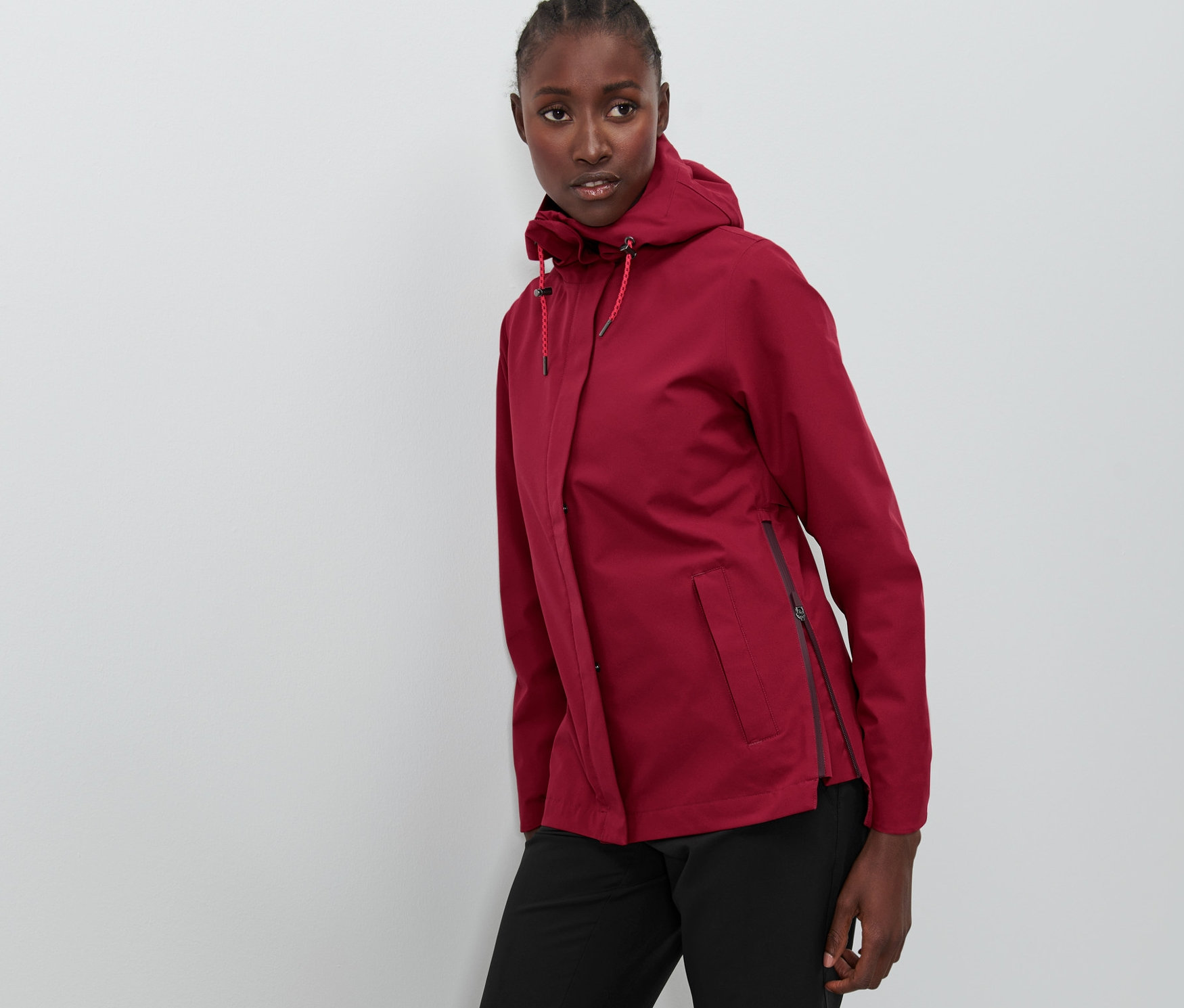 Bordo fonksiyonel outdoor montlu bir kadın poz veriyor.