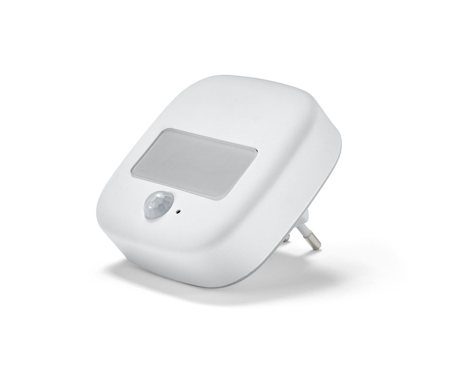 Beyaz bir prize takılan LED gece lambası.