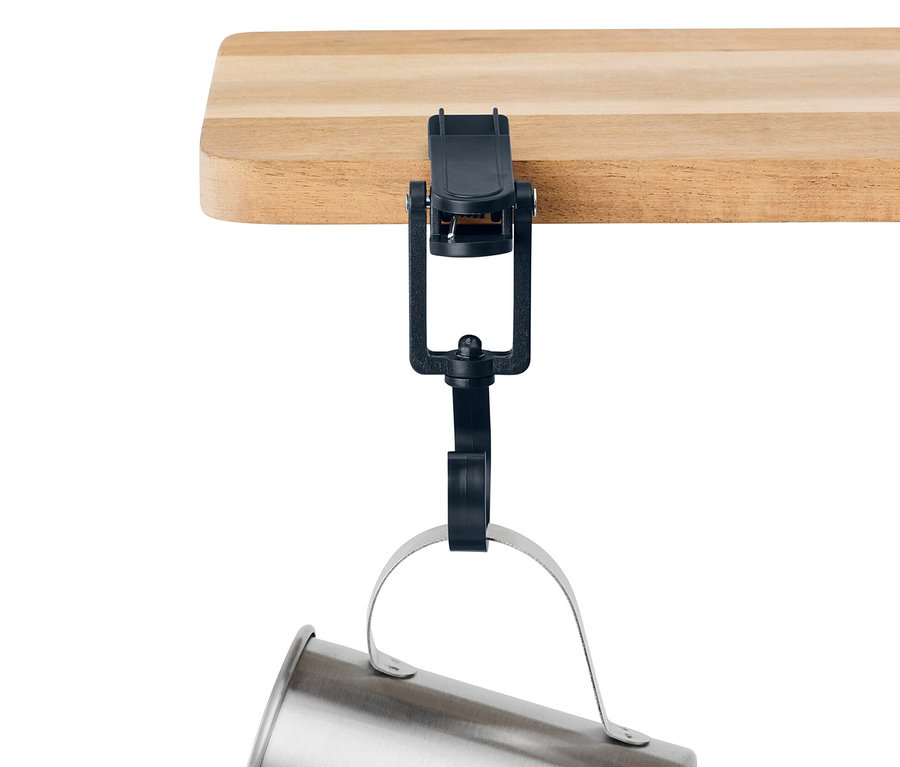 Gümüş renkli bir bardak, 6 Adet Outdoor Klips ile ahşap bir rafın kenarından asılı duruyor.