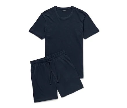 Lacivert kısa kollu tişört ve bağcıklı şorttan oluşan şortlu pijama takımı.