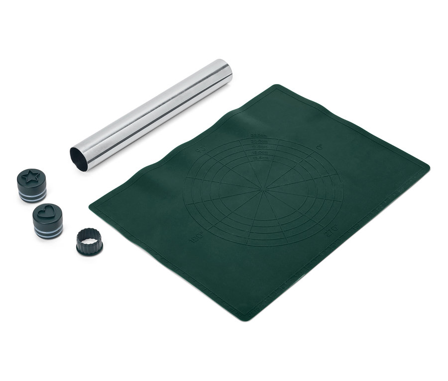 Ölçüleri olan yeşil silikon pişirme matı, metal rulo ve kurabiye kalıpları.