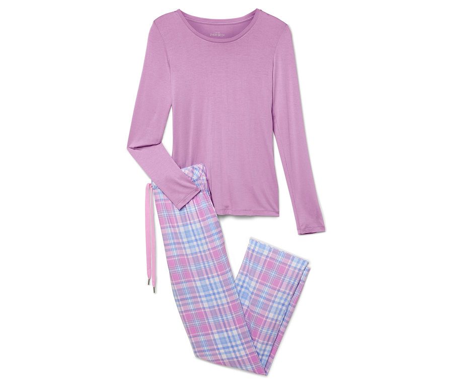 Lila uzun kollu pijama üstü ve ekose pantolon.