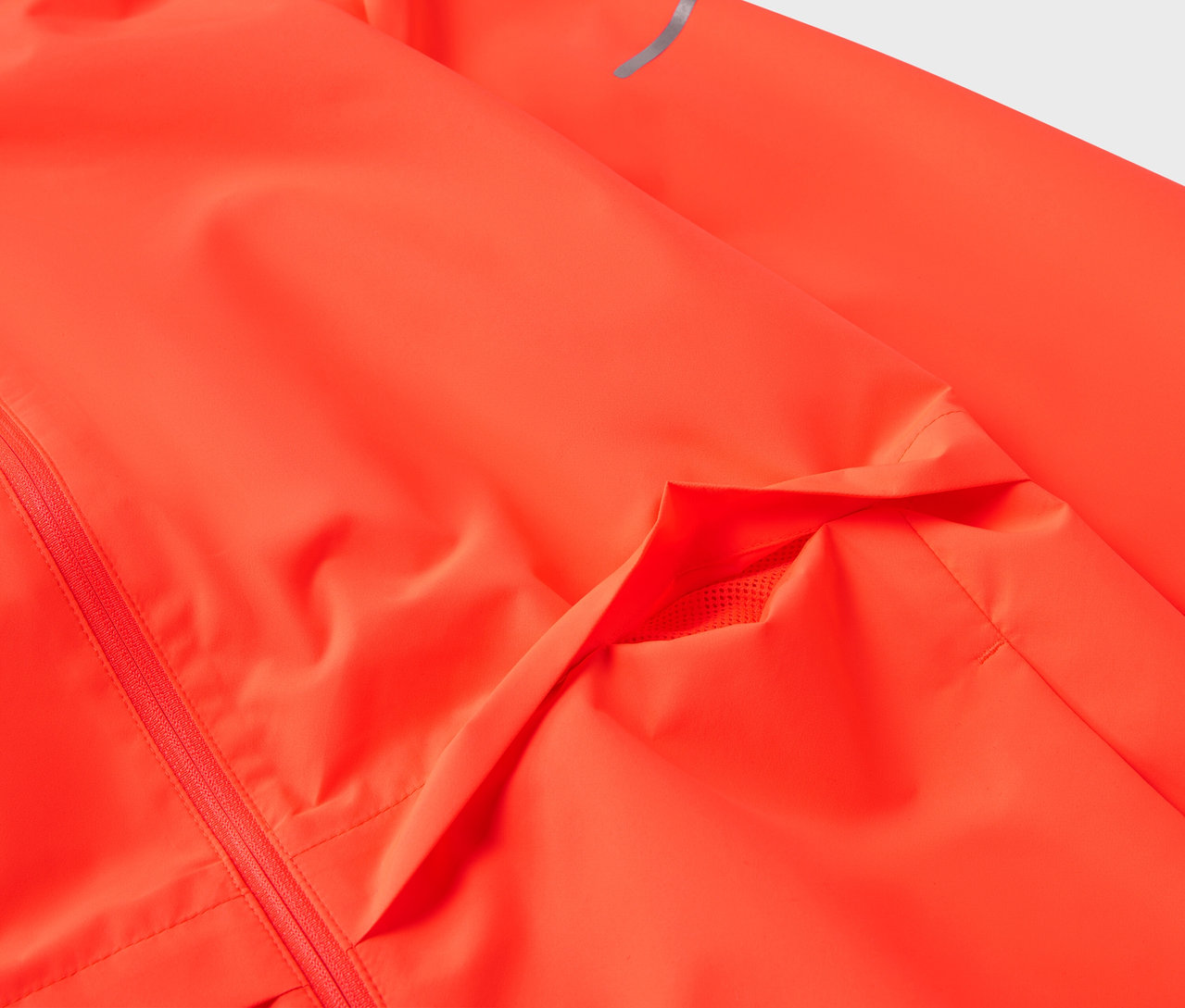 Cepli ve kolunda reflektörlü şerit bulunan neon turuncu bir ceket detayı.