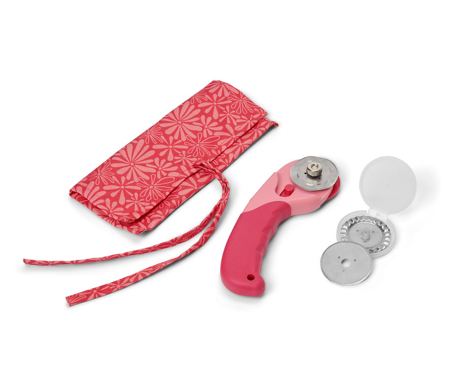 Bir kumaş döner kesici, bir kılıf ve yedek bıçakların yanında.