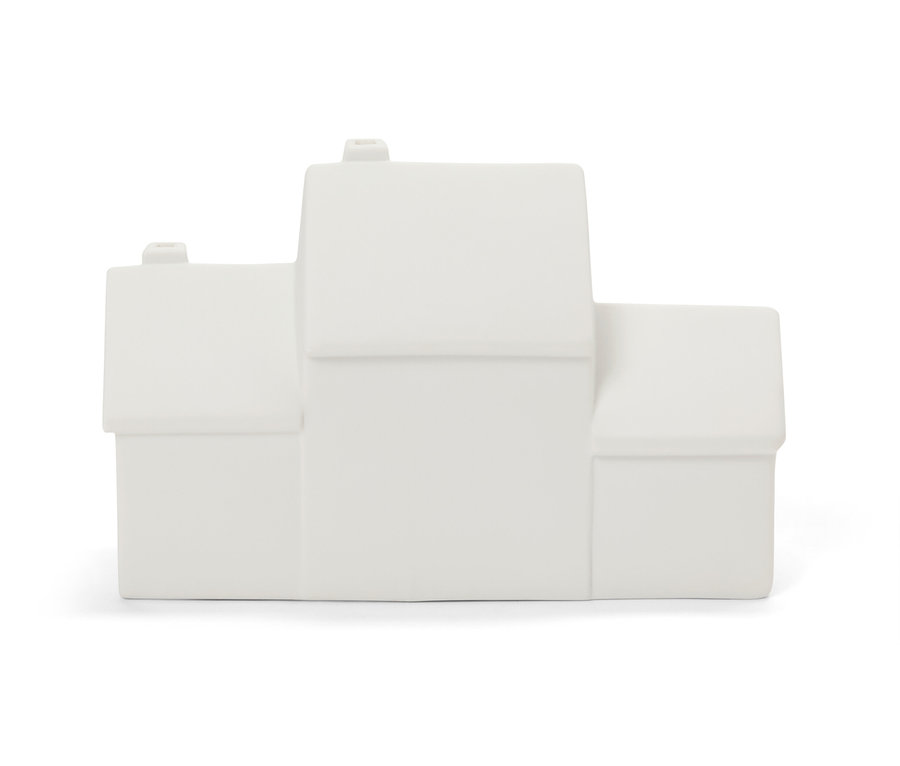 Çatılı beyaz bir evin alçı modeli.