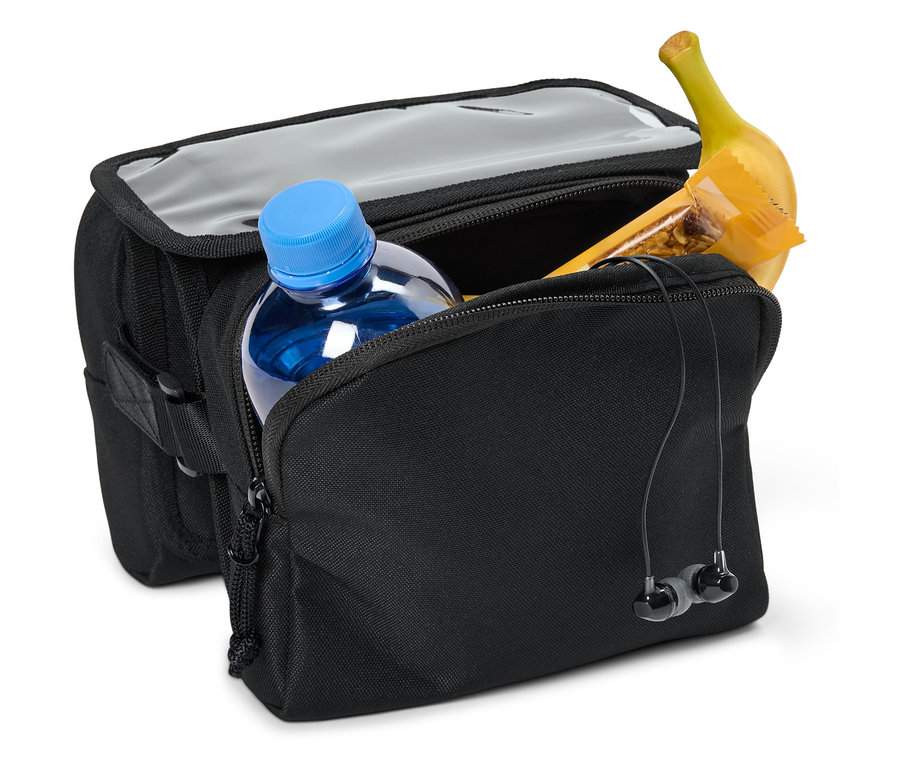 Siyah bir bisiklet çantası su şişesi, müsli bar, muz ve kulaklıkla doldurulmuş.