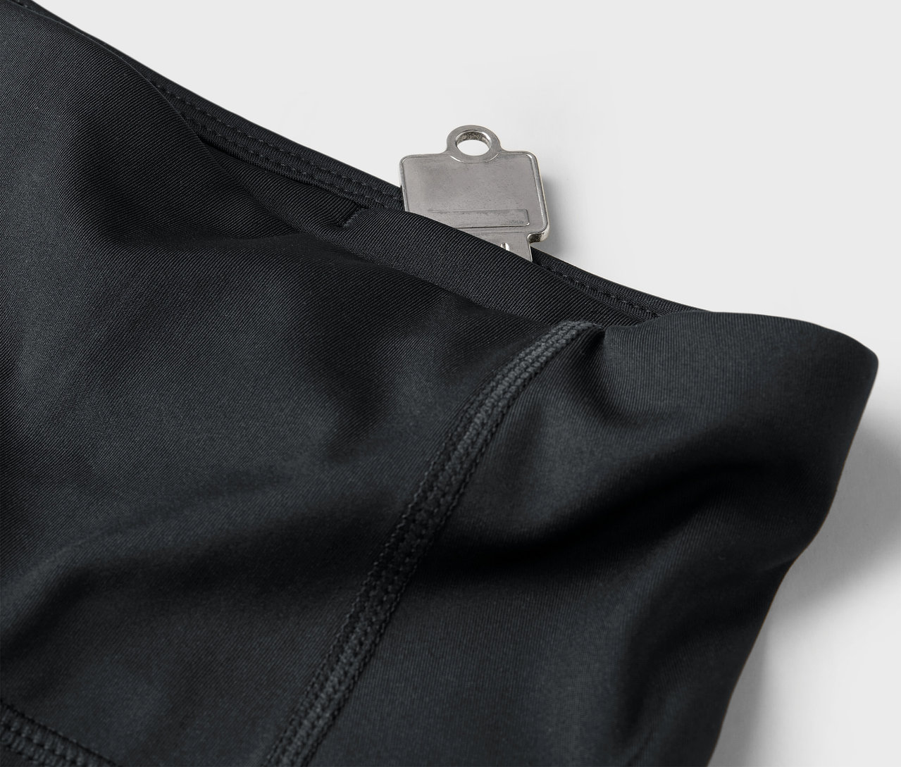 Cebinde anahtar olan siyah taytın yakın çekimi.