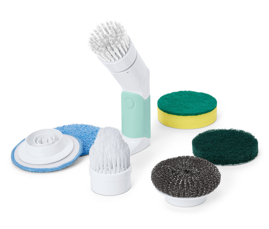 Beyaz bir arka plan üzerinde farklı başlıkları olan elektrikli temizleme fırçası, profesyonel