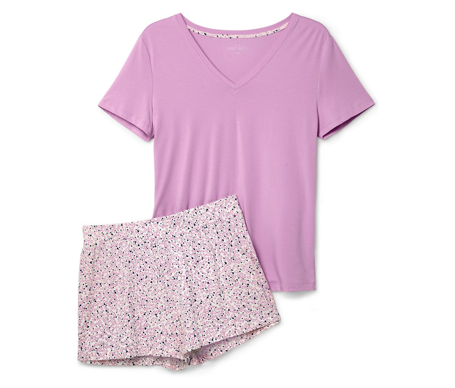 Lila kısa kollu tişört ve baskılı şort.