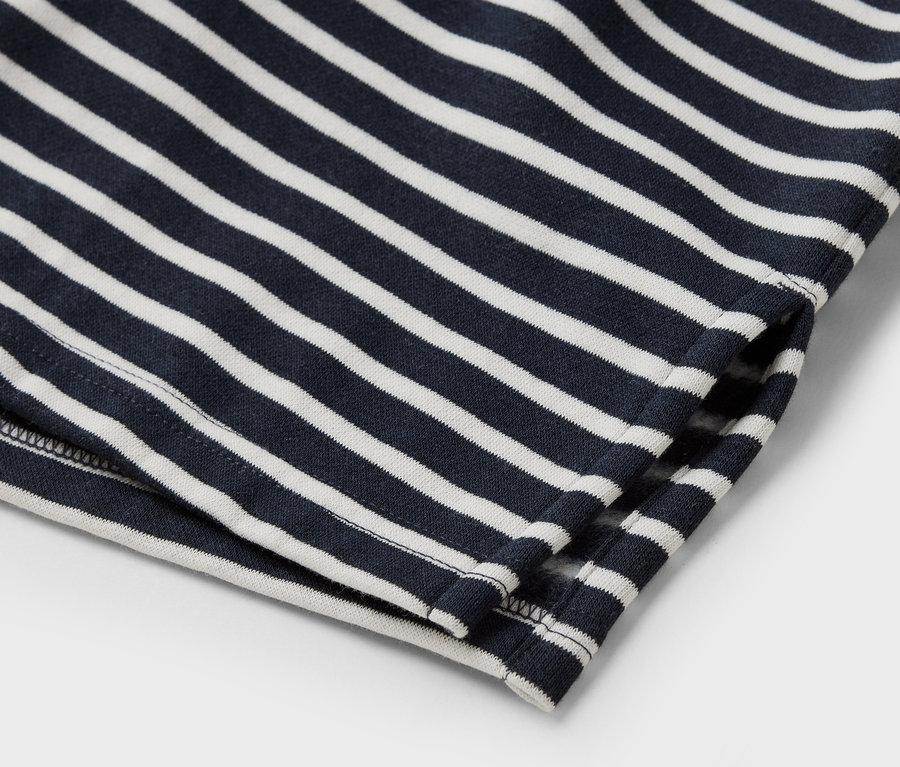 Mavi ve beyaz çizgili bir giysi detayı.