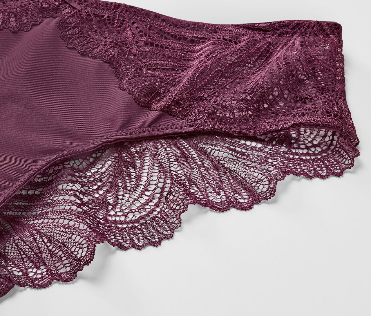 Dantelli, mor renkli 2'li Brezilya kesim külot detayı.