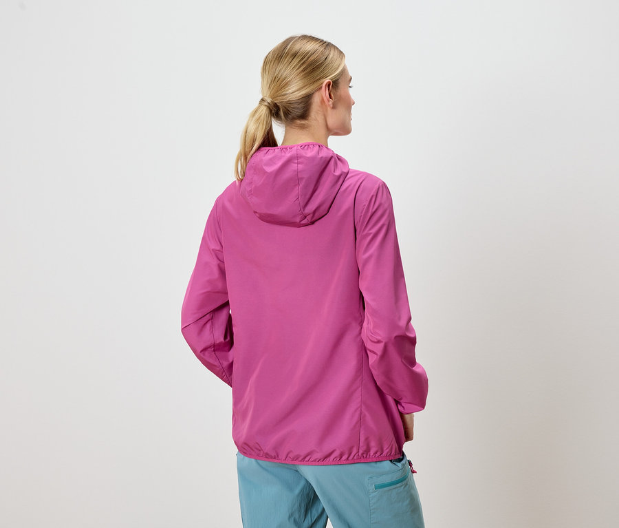 Arkadan görünüşü, sarı saçlı, pembe kapüşonlu ceket ve mavi pantolon giyen bir kadın.