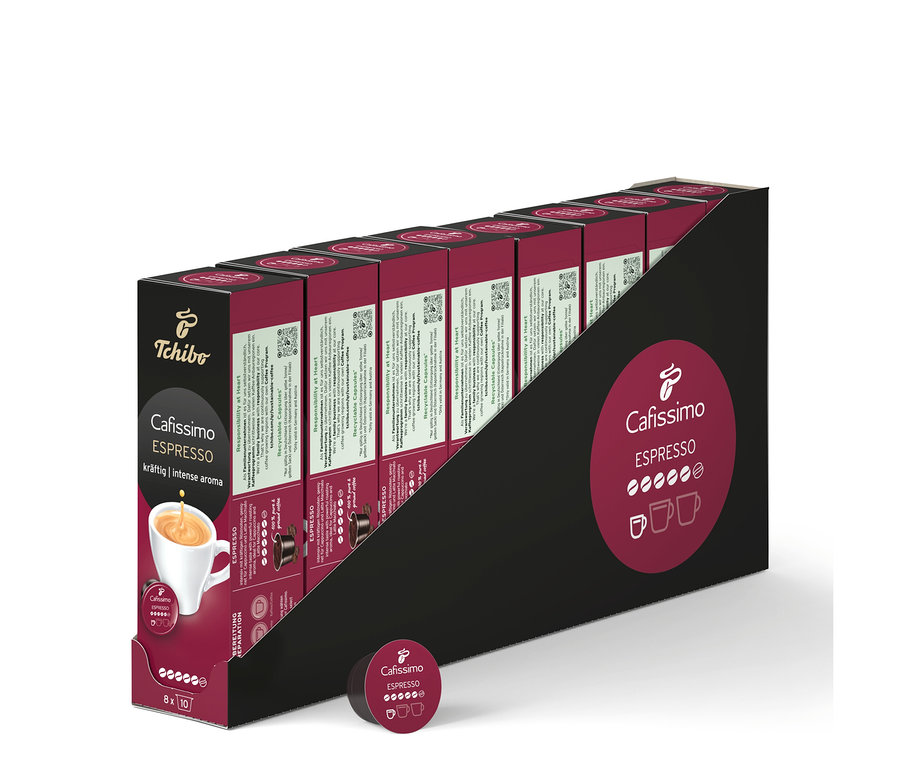 Siyah teşhir standında çok sayıda Tchibo Espresso Intense Aroma - 80 Kapsül paketi ve önünde tek bir kapsül.