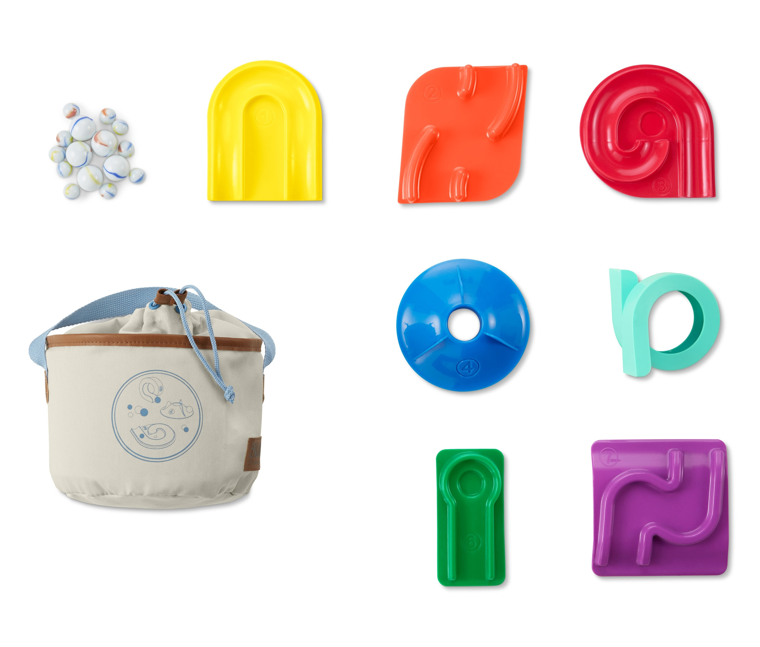 Renkli parçaları ve çantasıyla bir Misket Oyun Parkuru seti.