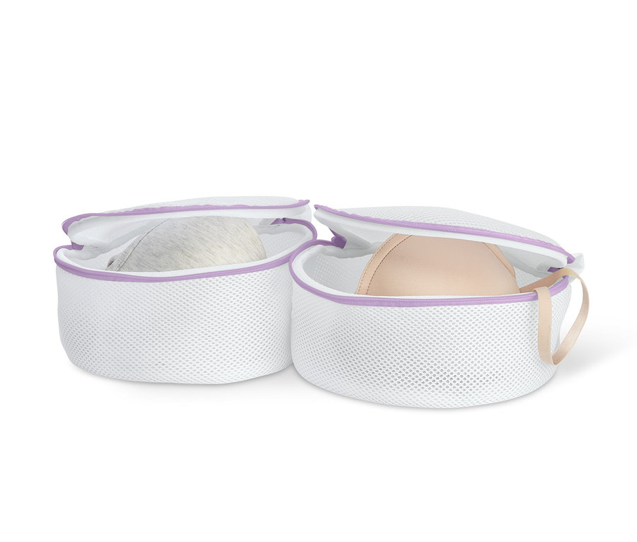 İçinde birer sütyen bulunan iki adet beyaz Sütyen Yıkama Filesi.