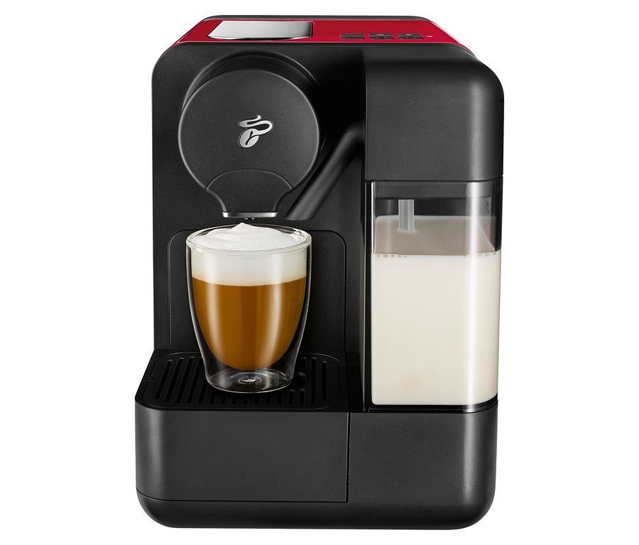 Siyah Cafissimo milk, Kırmızı, bir fincan kapuçino ile.