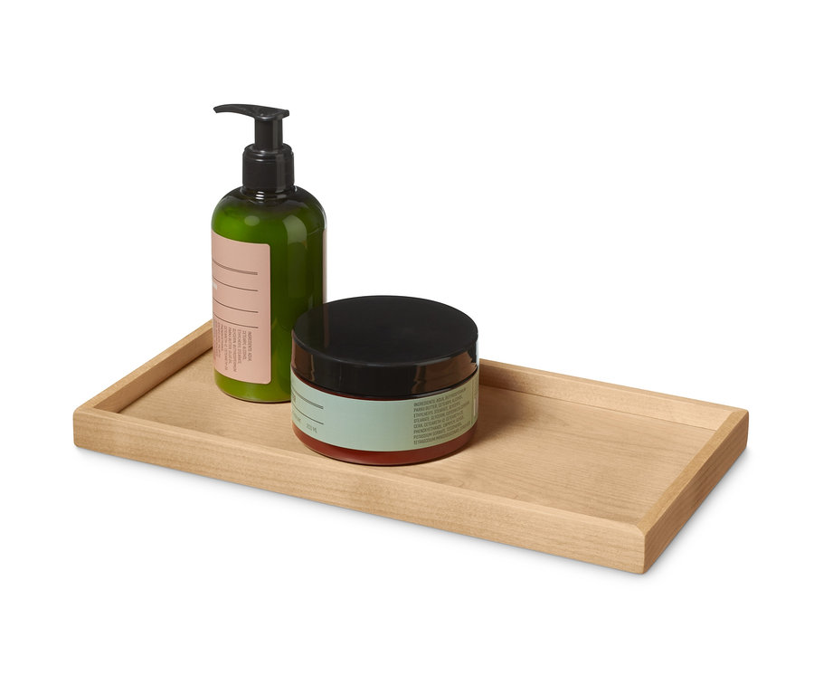 Ahşap tepsi üzerinde yeşil şişe ve siyah kapaklı kavanoz.